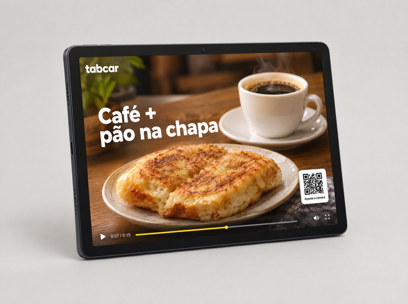 Tablet da tabcar com película fosca, tocando o anúncio de uma padaria com QR code